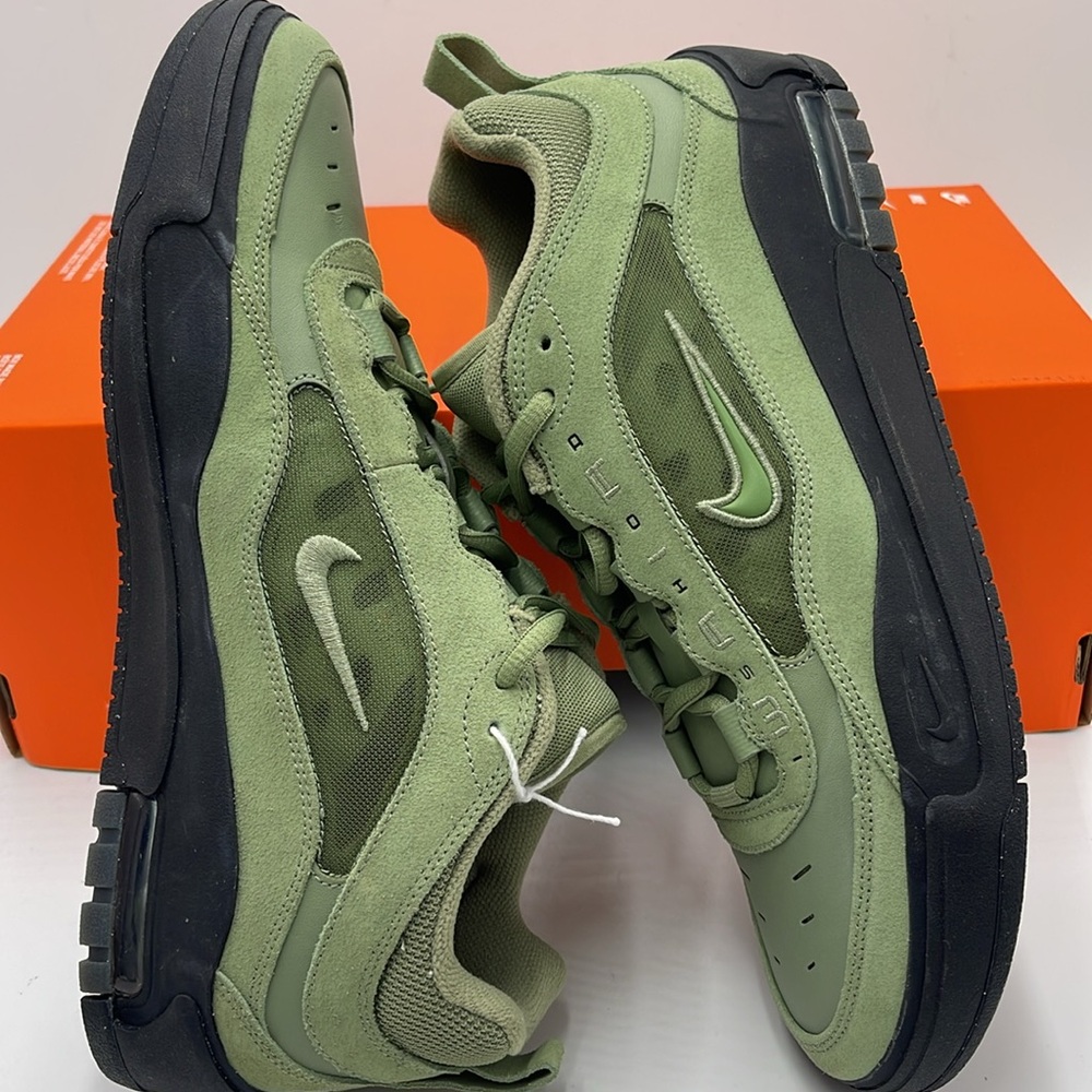 Nike Men’s Green Retro-Inspired Sneakers with Rugged Sole - Picture 11 of 16